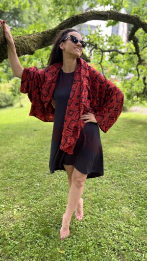 Kimono Noche Azteca – siła czerni i energia koloru
