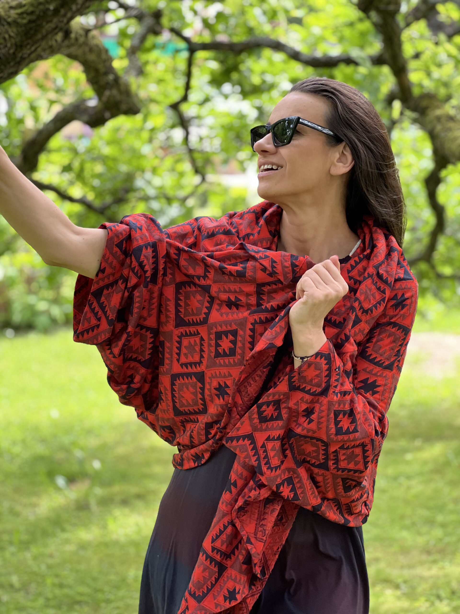 Kimono Noche Azteca – siła czerni i energia koloru - obrazek 10