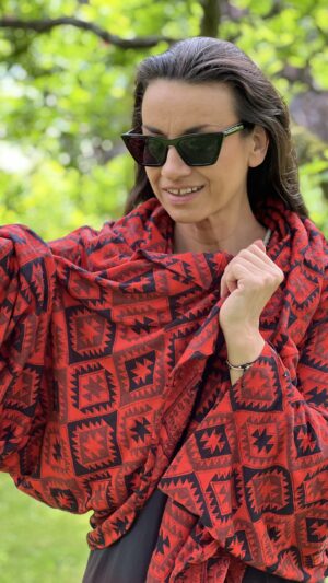 Kimono Noche Azteca – siła czerni i energia koloru