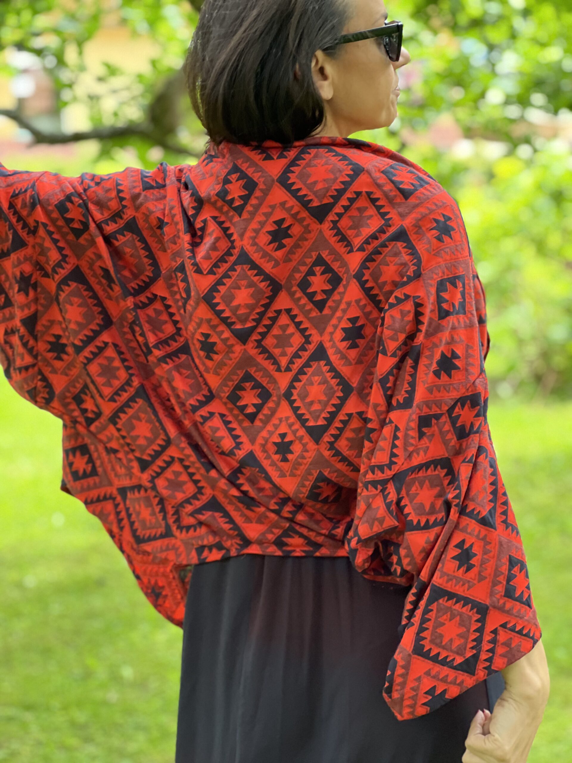 Kimono Noche Azteca – siła czerni i energia koloru - obrazek 3