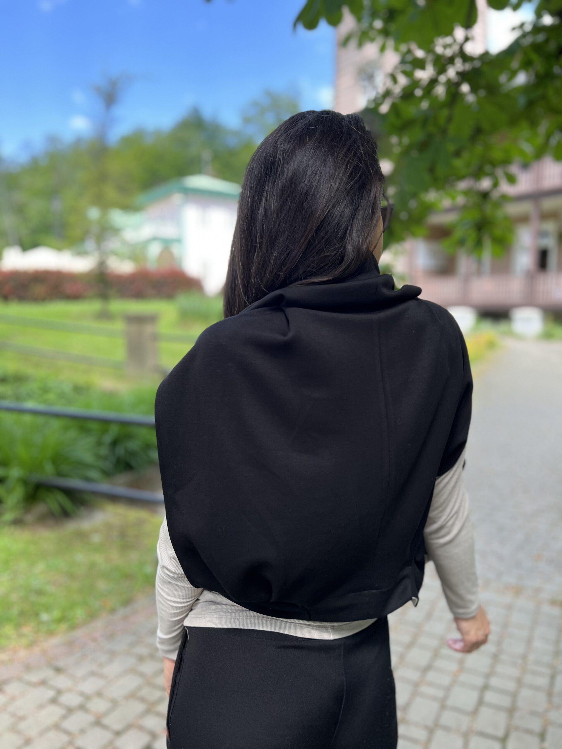 Kamizelka ÉVORA 2 w 1 — czarna z śmietanową plisą - obrazek 9