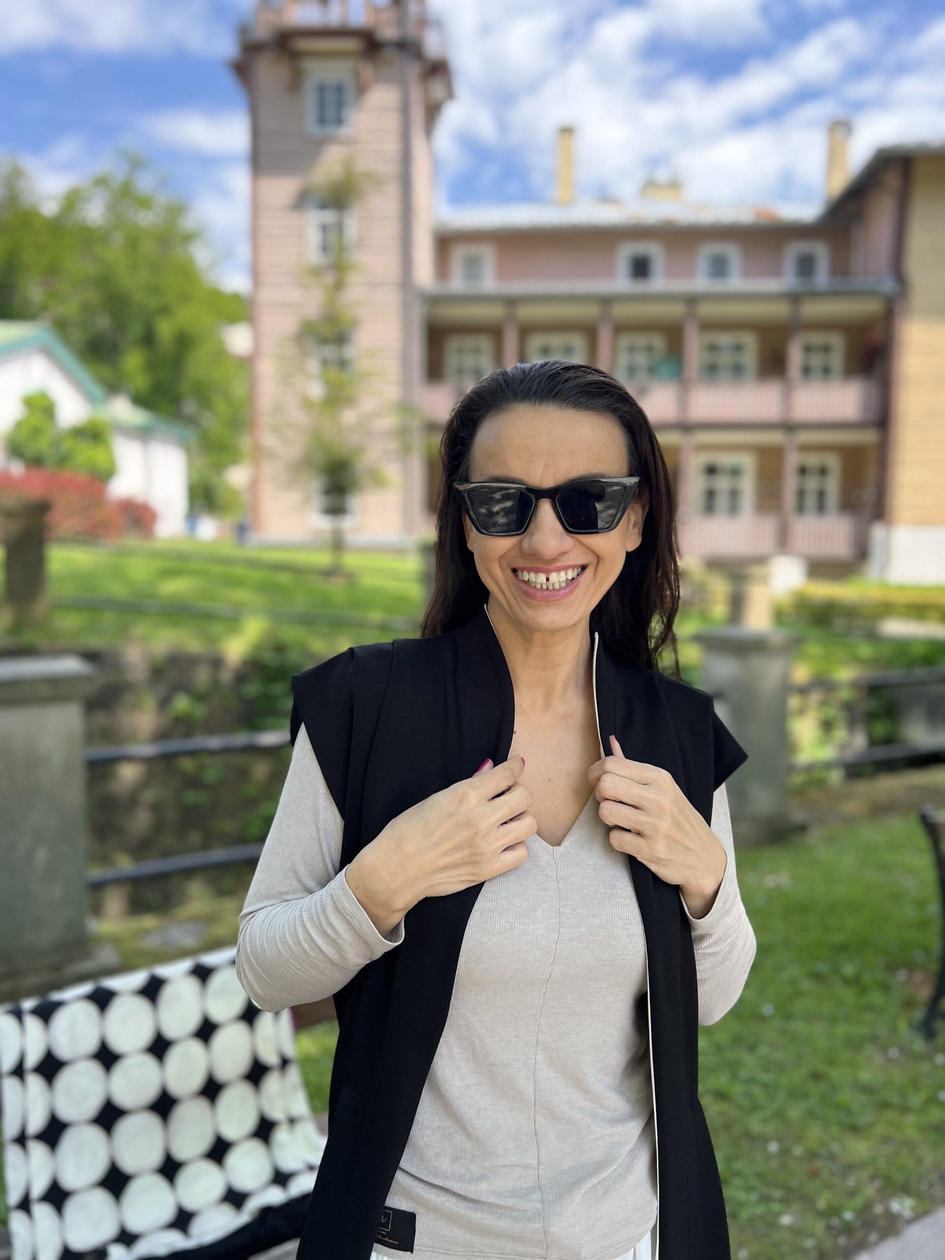 Kamizelka ÉVORA 2 w 1 — czarna z śmietanową plisą - obrazek 10